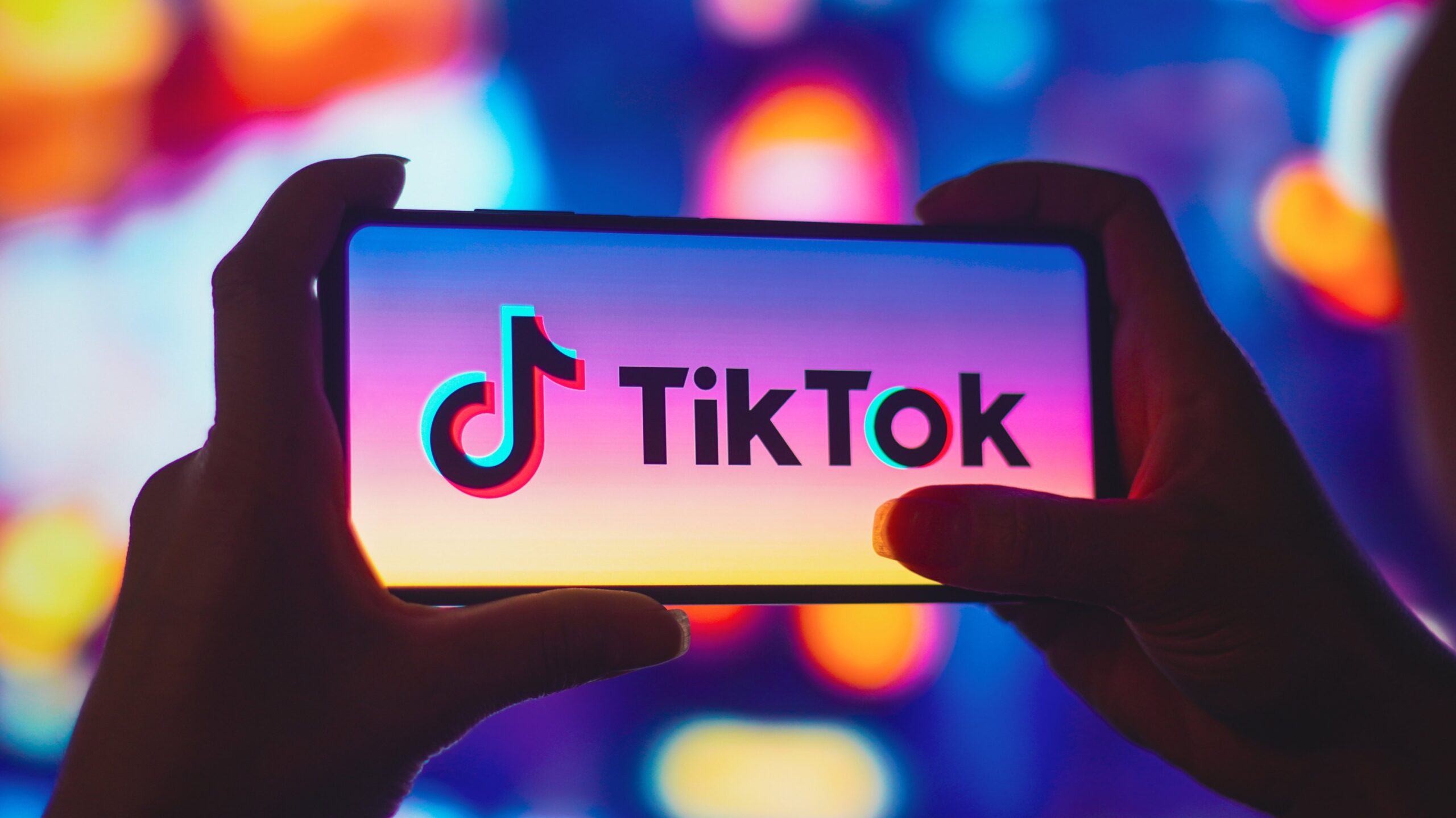 O Fenômeno TikTok: Surgimento, Crescimento Global e Impacto Cultural Profundo